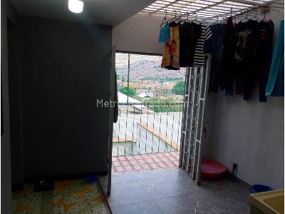Casa de 5 alcobas en venta en Campo Valdes, Medellín, 95 m² · foto 9 de 20