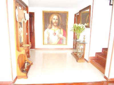 Casa de 5 alcobas en venta en Gratamira, Bogotá, 327 m² · foto 1 de 20