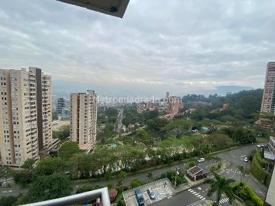 Apartamento en venta en El Poblado El Tesoro, Medellín · foto 3 de 18