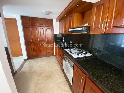 Apartamento en venta en El Poblado El Tesoro, Medellín · foto 4 de 18