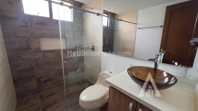 Apartamento de 4 alcobas en arriendo en El Poblado, Medellín, 220 m² · foto 19 de 20