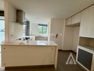 Apartamento de 2 alcobas en arriendo en Castropol, Medellín, 82 m² · foto 2 de 15