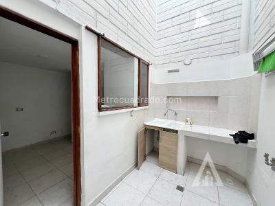Casa de 4 alcobas en arriendo en El Poblado, Medellín, 240 m² · foto 3 de 20
