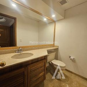 Apartamento de 3 alcobas en arriendo en El Poblado, Medellín, 226 m² · foto 7 de 20