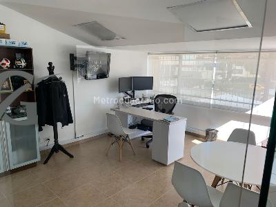Casa de 4 alcobas en venta en Niza, Bogotá, 331 m² · foto 2 de 9