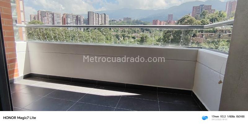 Spacious 3-Bedroom Apartment with Pool and Gym - 2