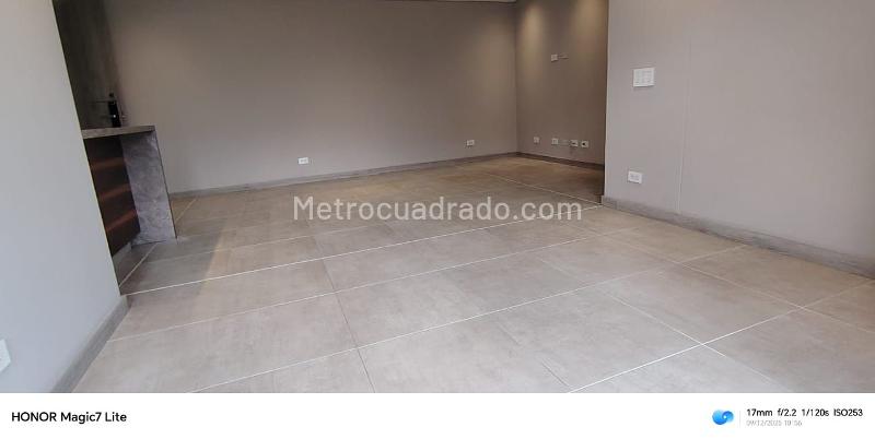 Spacious 3-Bedroom Apartment with Pool and Gym - 3