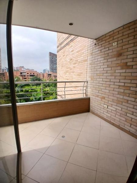 Apartamento de Lujo de 3 Alcobas con 5 Baños en El Poblado - 4