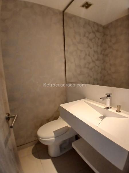 Apartamento de Lujo de 3 Alcobas con 5 Baños en El Poblado - 8