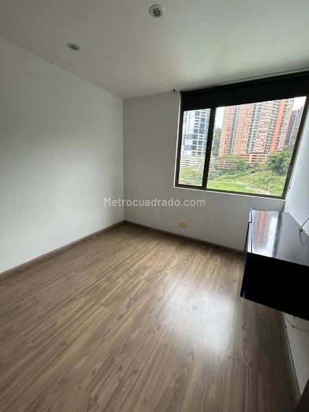 Apartamento de 2 Alcobas con Balcón en Altos del Poblado - 6