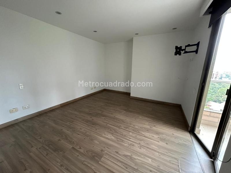 Apartamento de 2 Alcobas con Balcón en Altos del Poblado - 7