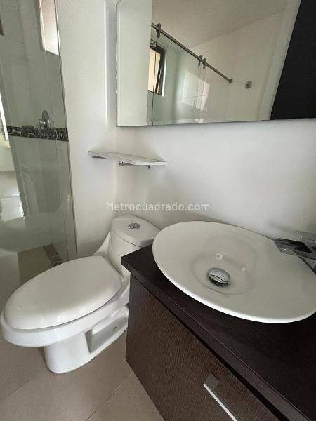 Apartamento de 2 Alcobas con Balcón en Altos del Poblado - 9