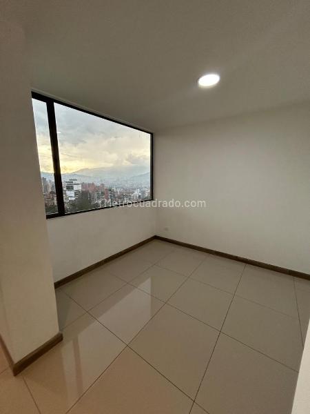Apartamento de 3 Alcobas con Balcón, Turco y Piscina en Altos del Poblado - 3