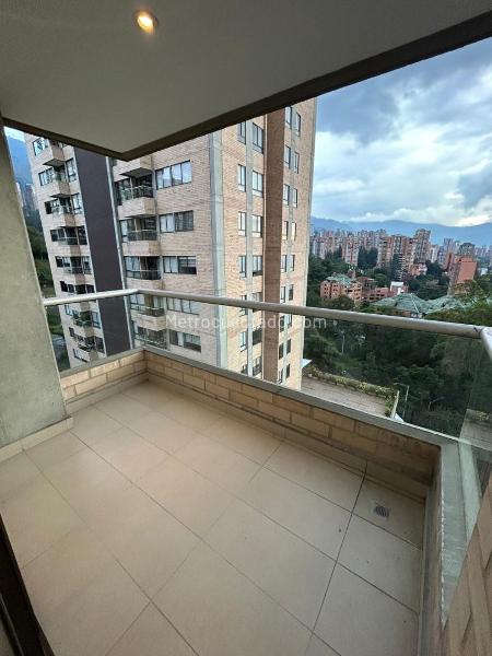 Apartamento de 3 Alcobas con Balcón, Turco y Piscina en Altos del Poblado - 5