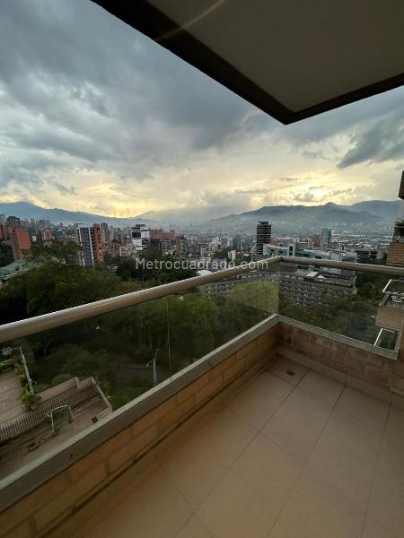 Apartamento de 3 Alcobas con Balcón, Turco y Piscina en Altos del Poblado - 7