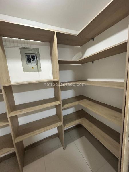 Apartamento de 3 Alcobas con Balcón, Turco y Piscina en Altos del Poblado - 8