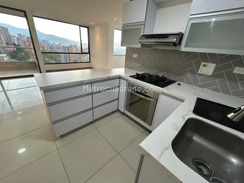 Apartamento de 3 Alcobas con Balcón, Turco y Piscina en Altos del Poblado - 9