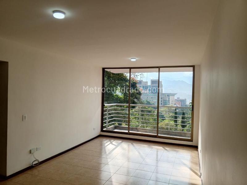 Modern 3BR Apartment with Jacuzzi in El Poblado Los Balsos - 9