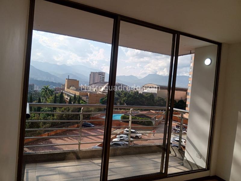 Modern 3BR Apartment with Jacuzzi in El Poblado Los Balsos