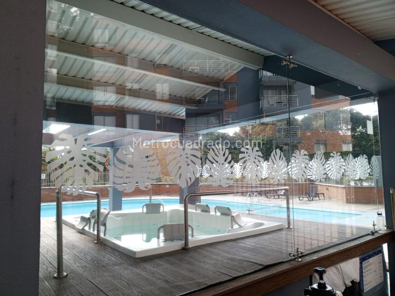 Modern 3BR Apartment with Jacuzzi in El Poblado Los Balsos - 4