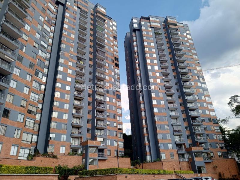 Modern 3BR Apartment with Jacuzzi in El Poblado Los Balsos - 2