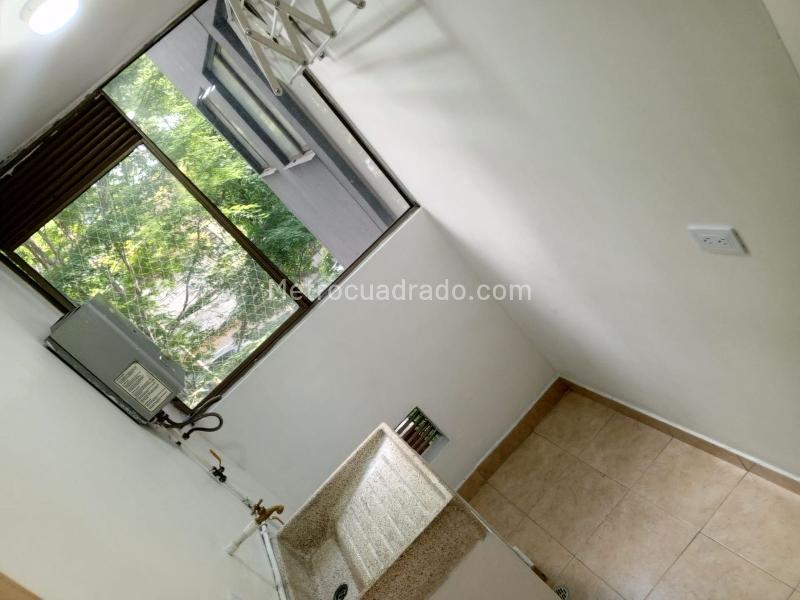Modern 3BR Apartment with Jacuzzi in El Poblado Los Balsos - 8