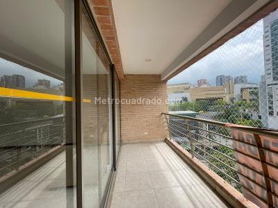 Apartamento de 3 alcobas en arriendo en Oviedo, Medellín, 135 m² · foto 2 de 18