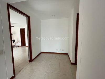 Apartamento de 3 alcobas en arriendo en Oviedo, Medellín, 135 m² · foto 3 de 18