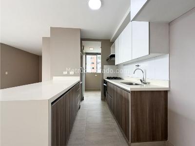 Apartamento de 2 alcobas en arriendo en El Poblado, Medellín, 100 m² · foto 3 de 20