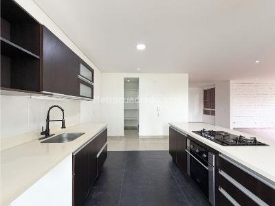 Apartamento en arriendo en Poblado, Medellín · foto 2 de 20