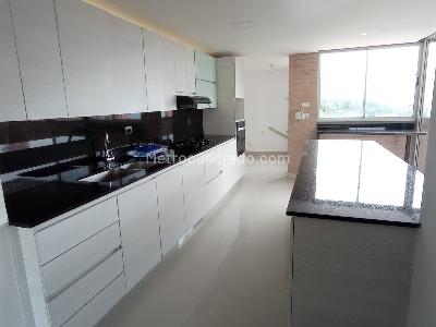 Apartamento de 3 alcobas en arriendo en Los Naranjos, Medellín, 220 m² · foto 3 de 20