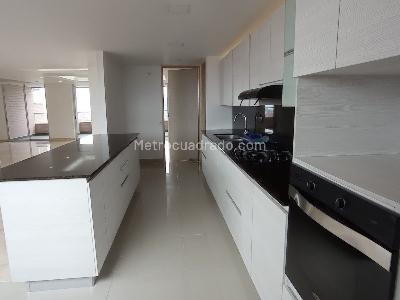 Apartamento de 3 alcobas en arriendo en Los Naranjos, Medellín, 220 m² · foto 6 de 20