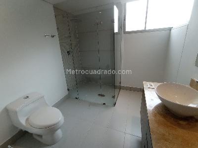Apartamento de 3 alcobas en arriendo en Los Naranjos, Medellín, 220 m² · foto 19 de 20