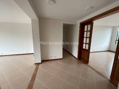 Apartamento de 3 alcobas en arriendo en El Castillo, Medellín, 135 m² · foto 3 de 20