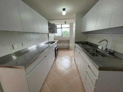 Apartamento de 3 alcobas en arriendo en El Castillo, Medellín, 135 m² · foto 5 de 20