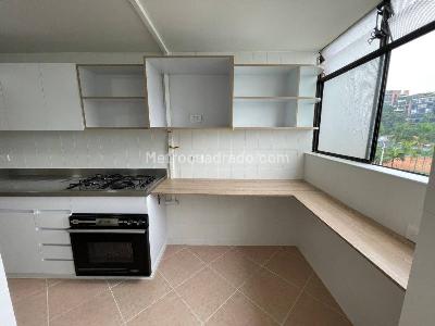 Apartamento de 3 alcobas en arriendo en El Castillo, Medellín, 135 m² · foto 7 de 20