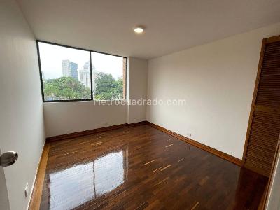 Apartamento de 3 alcobas en arriendo en El Castillo, Medellín, 135 m² · foto 10 de 20