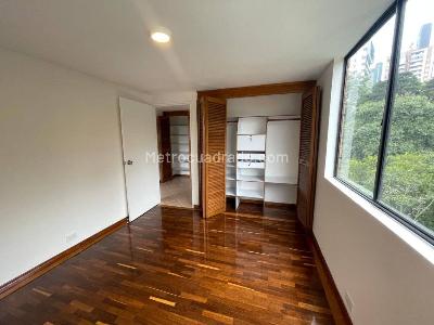 Apartamento de 3 alcobas en arriendo en El Castillo, Medellín, 135 m² · foto 11 de 20