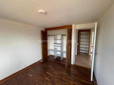 Apartamento de 3 alcobas en arriendo en El Castillo, Medellín, 135 m² · foto 13 de 20