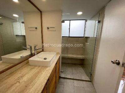 Apartamento de 3 alcobas en arriendo en El Castillo, Medellín, 135 m² · foto 18 de 20