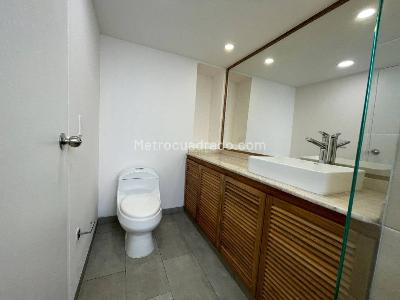 Apartamento de 3 alcobas en arriendo en El Castillo, Medellín, 135 m² · foto 19 de 20
