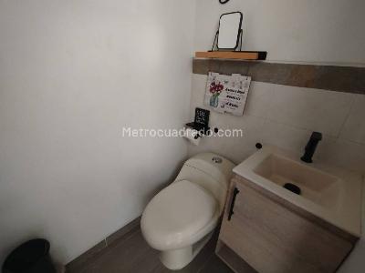 Casa de 5 alcobas en arriendo en Las Acacias, Medellín, 210 m² · foto 10 de 12