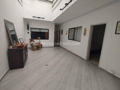 Casa de 5 alcobas en arriendo en Las Acacias, Medellín, 210 m² · foto 2 de 12