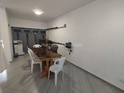 Casa de 5 alcobas en arriendo en Las Acacias, Medellín, 210 m² · foto 7 de 12