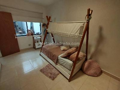 Casa de 5 alcobas en arriendo en Las Acacias, Medellín, 210 m² · foto 9 de 12