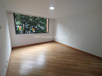 Apartamento de 3 alcobas en arriendo en El Castillo, Medellín, 210 m² · foto 12 de 20