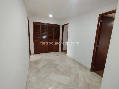 Apartamento de 3 alcobas en arriendo en El Castillo, Medellín, 210 m² · foto 14 de 20
