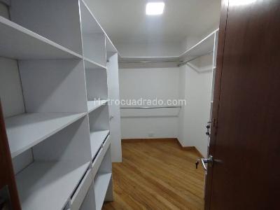 Apartamento de 3 alcobas en arriendo en El Castillo, Medellín, 210 m² · foto 15 de 20