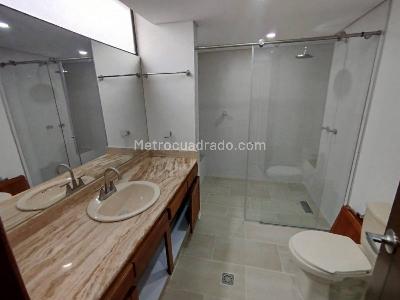 Apartamento de 3 alcobas en arriendo en El Castillo, Medellín, 210 m² · foto 19 de 20