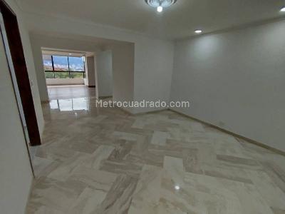 Apartamento de 3 alcobas en arriendo en El Castillo, Medellín, 210 m² · foto 8 de 20